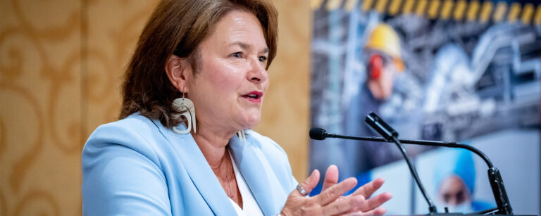 CFNU President Linda Silas speaks from the podium.